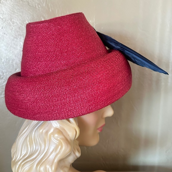 OUTSTANDING DESIGNER 1940s\' ROSE RED STRAW HAT WITH NAVY FEATHER \